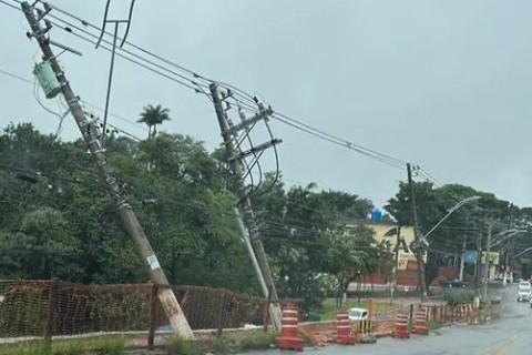 Chuva intensa causa transtornos e queda de postes em São Paulo, e deputado propõe solução para riscos energéticos