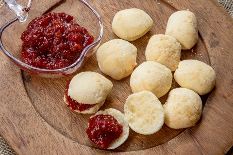 Pão de queijo recheado com goiabada é a dupla perfeita para o fim de semana