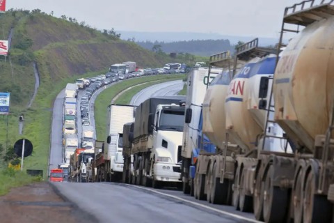 Custo do transporte de cargas aumenta 32,7% em 2023 por má conservação das rodovias, aponta CNT