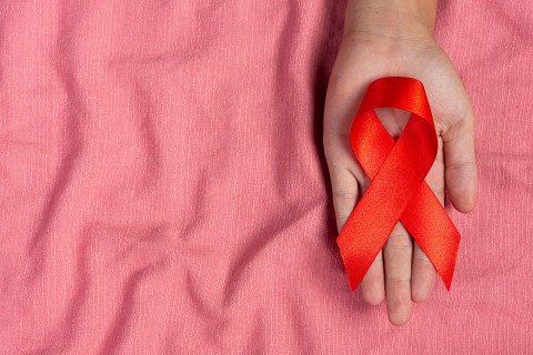 Dezembro Vermelho | Casais com HIV podem ter filhos livres do vírus: entenda como a técnica funciona