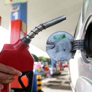 Gasolina comum e aditivada começam a semana com leve alta