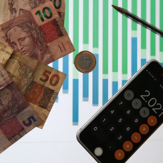 Arcabouço fiscal não prevê revisão de gastos ineficientes, critica economista